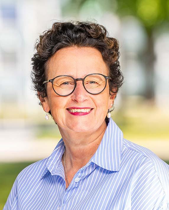 Dr. Britta Obszerninks